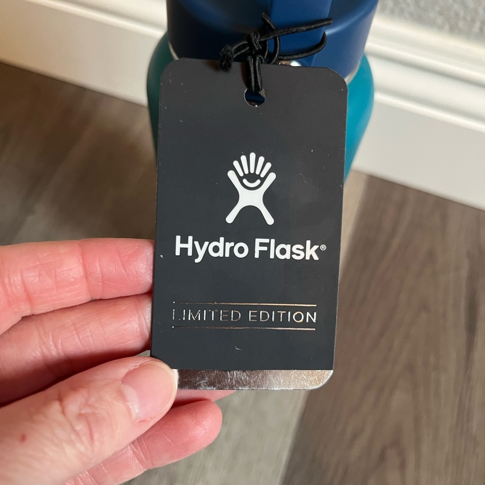Hydro flask 32 ounce wide with flex cap and boot (escape) in Emerald Blue. - Picture 5 of 8